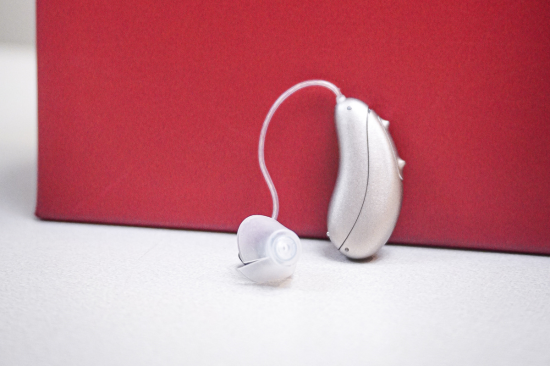 Aparelho auditivo suíço.