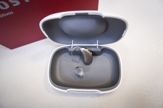 Aparelho auditivo na caixinha.