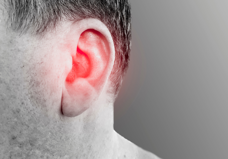 Close de um ouvido com vermelhidão, indicando possível problema auditivo.