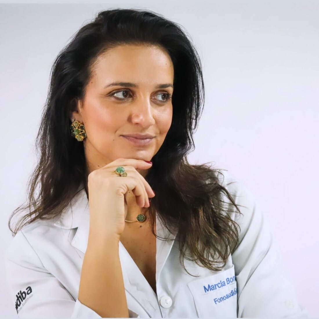 Márcia Bonetti, fonoaudióloga responsável pela Audiba, de jaleco branco